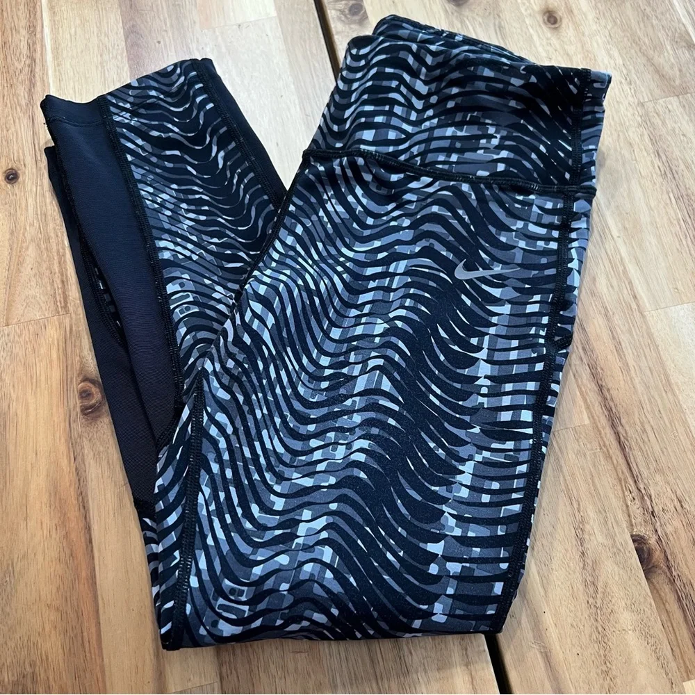Nike Dri-FIT Patterned Capri Leggings – Size Small
